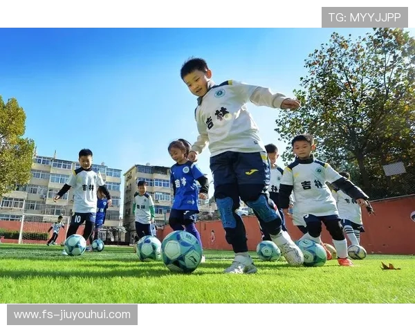 热血绿茵青春共燃齐心奋进冬训足球队团结拼搏合影纪实